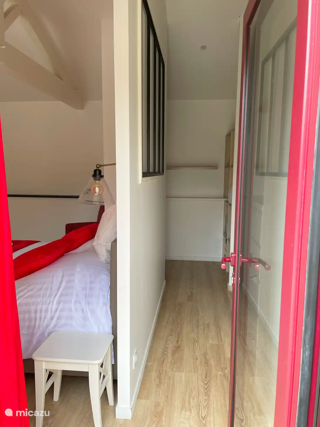 Schlafzimmer CH 1 mit Flur zum begehbaren Kleiderschrank, Badezimmer und WC.