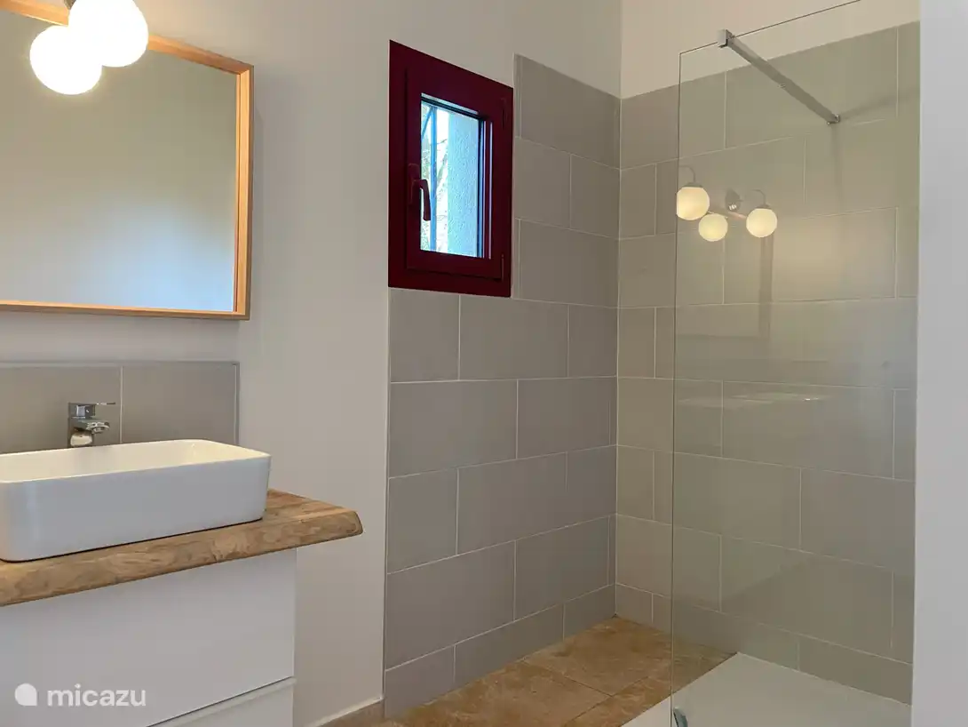 Schlafzimmer CH 1 mit begehbarer Dusche.