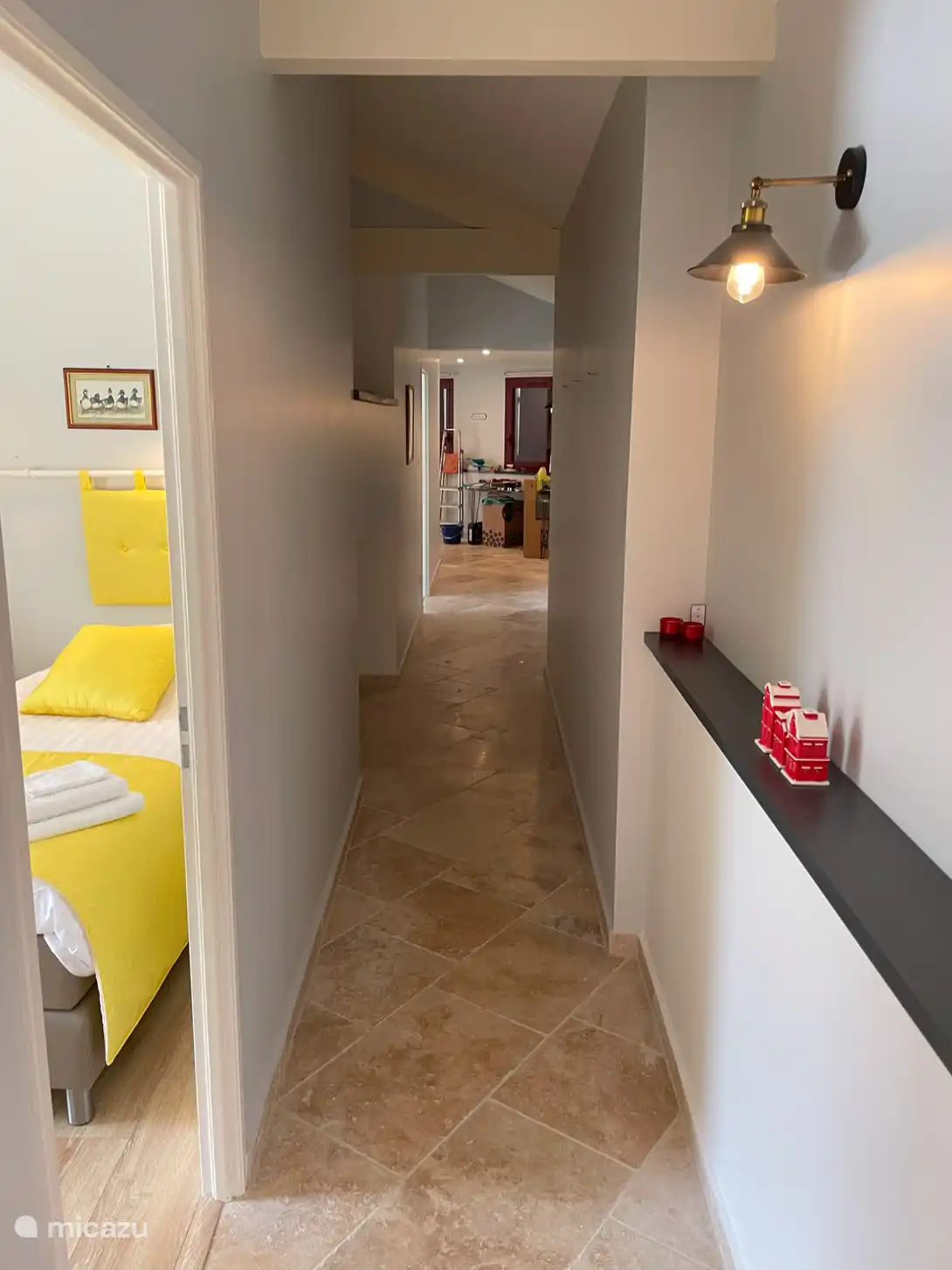 Der Flur, in dem sich die 3 Schlafzimmer befinden, mit Blick auf Schlafzimmer CH 2.