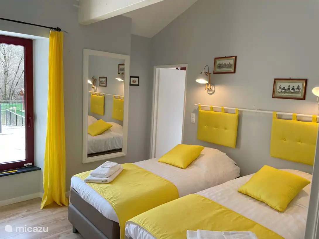 Schlafzimmer CH 2 mit Tür zum angrenzenden Badezimmer.