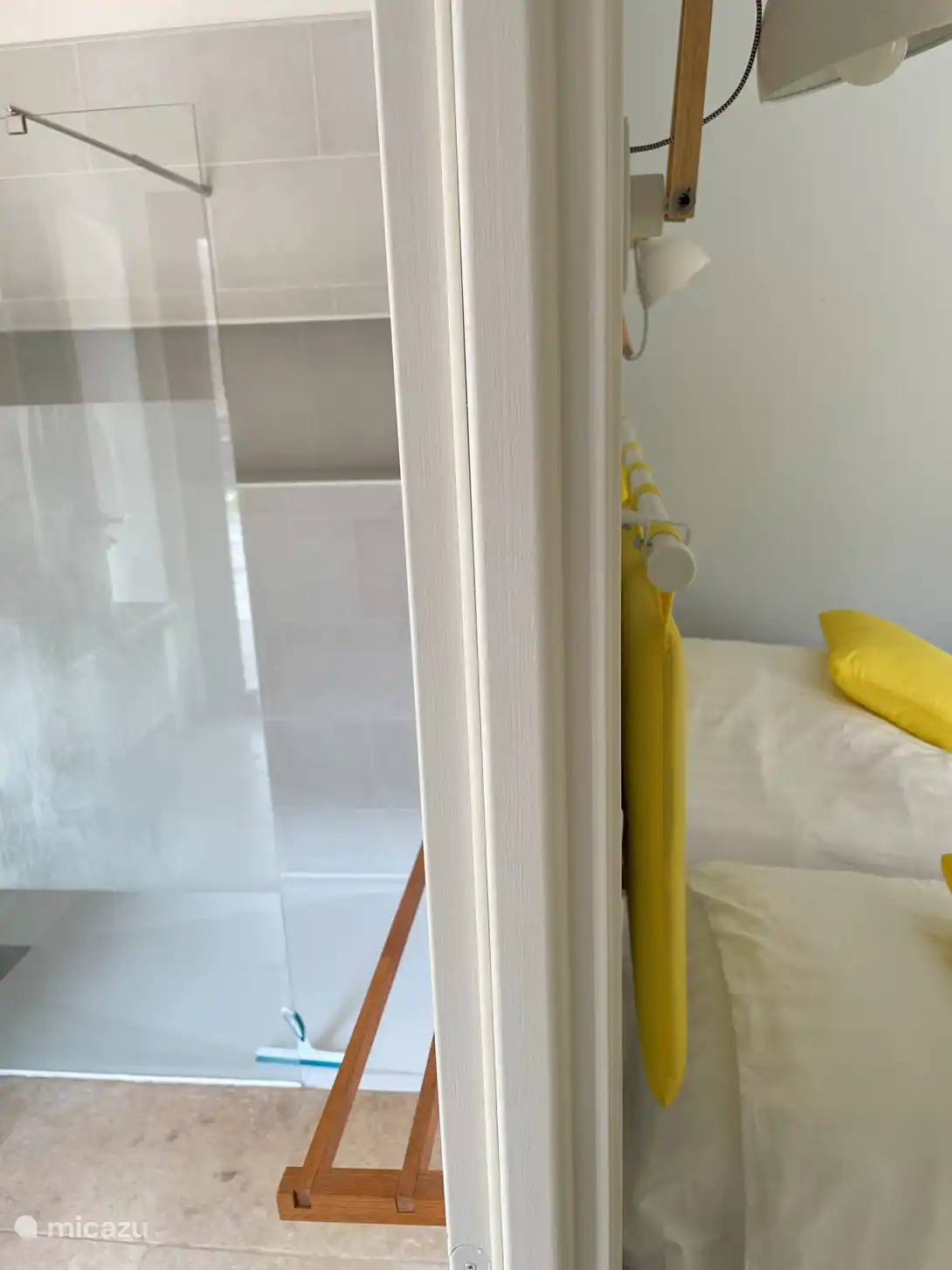 Badezimmer mit ebenerdiger Dusche für Schlafzimmer CH 2 und CH 3.