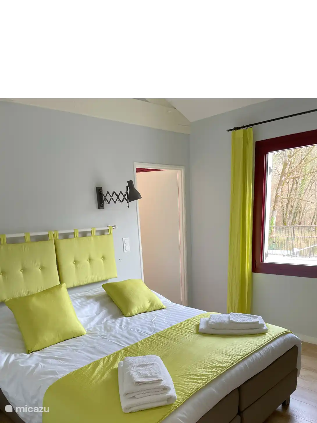 Schlafzimmer CH 3 mit Tür zum angrenzenden Gemeinschaftsbad.