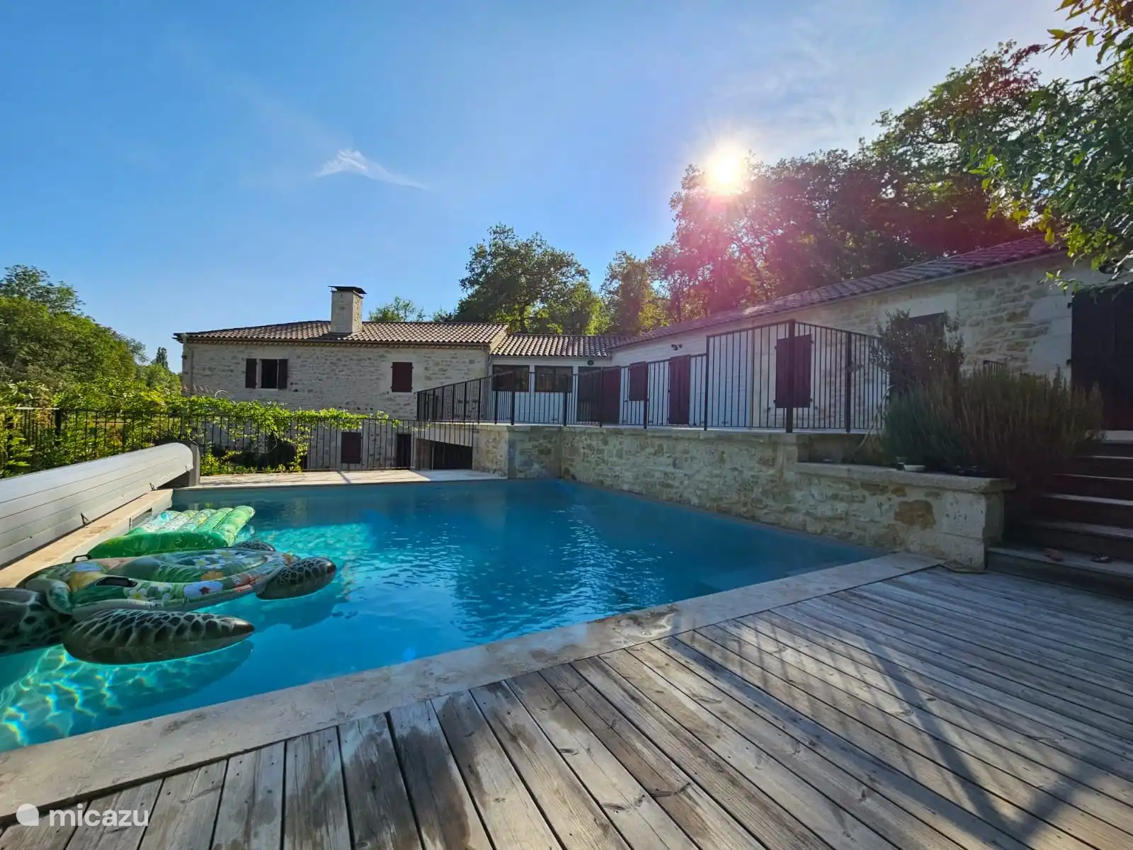 Kindersicherer, eingezäunter, privater, beheizter Pool.