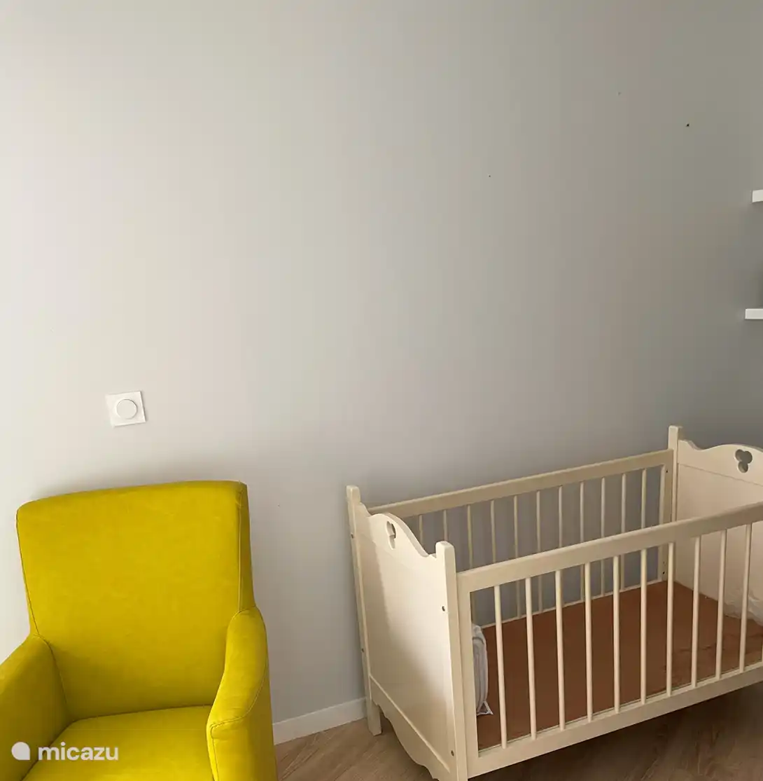 Schlafzimmer CH 3 mit begehbarem Kleiderschrank und Kinderbett. 