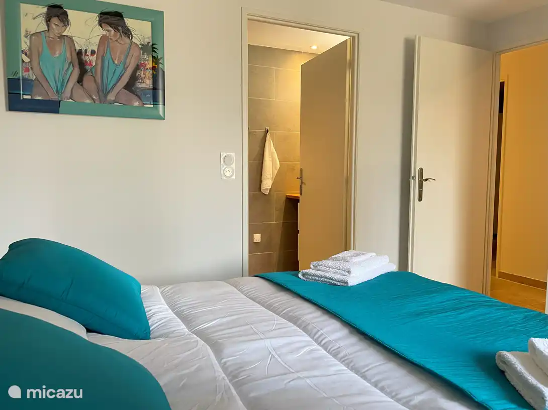 Schlafzimmer CH 4 mit der Tür zum Flur auf der rechten Seite und der Tür zum angrenzenden Badezimmer auf der linken Seite.