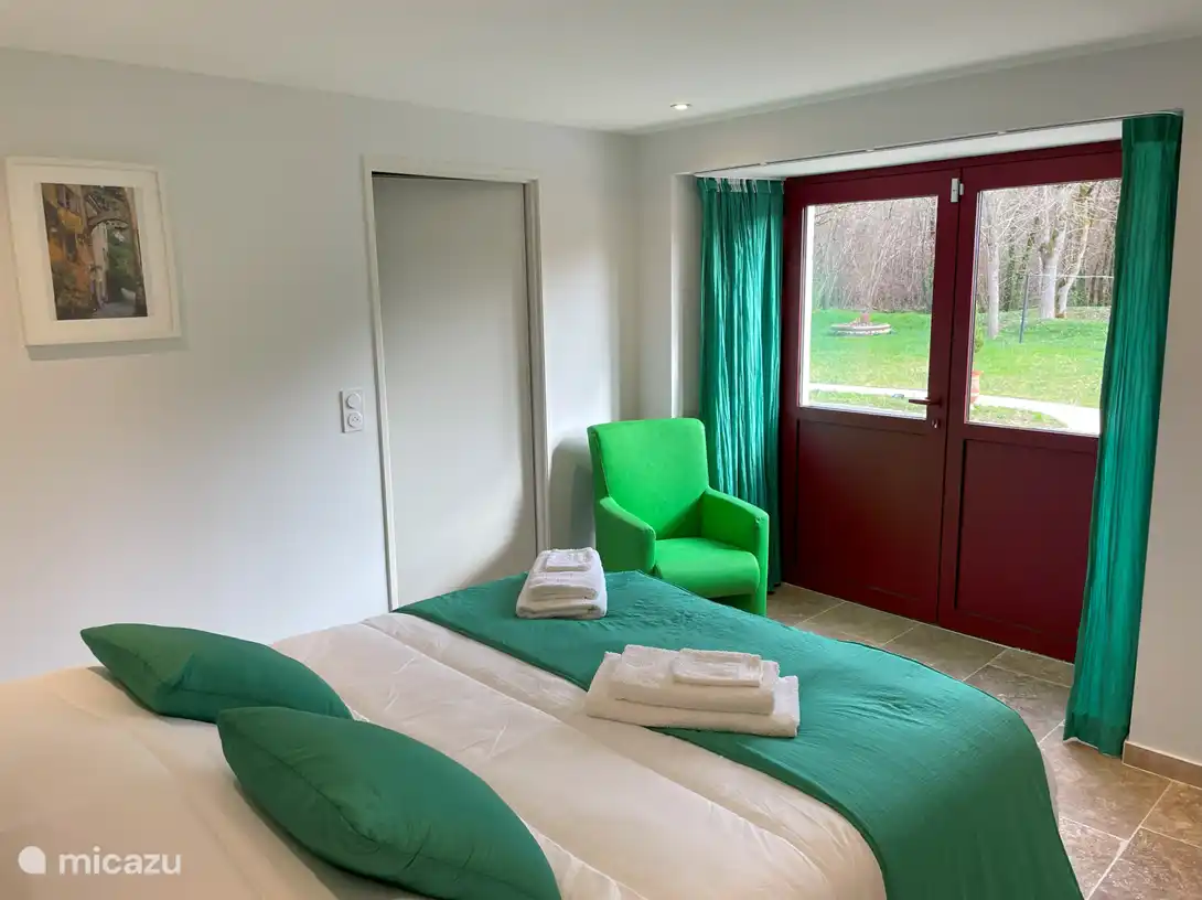 Schlafzimmer CH 5 mit der Doppeltür nach draußen auf der rechten Seite und der Tür zum angrenzenden Badezimmer mit Toilette auf der linken Seite.