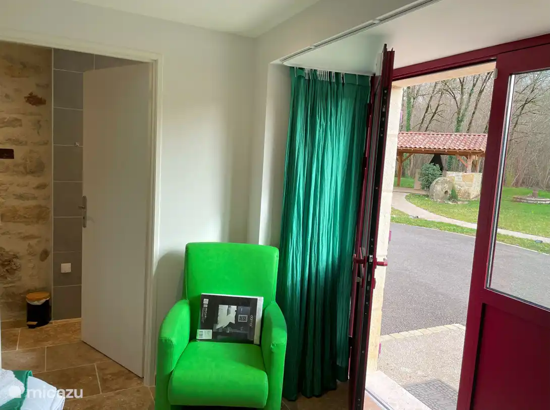 Schlafzimmer CH 5 mit offener Tür nach draußen.