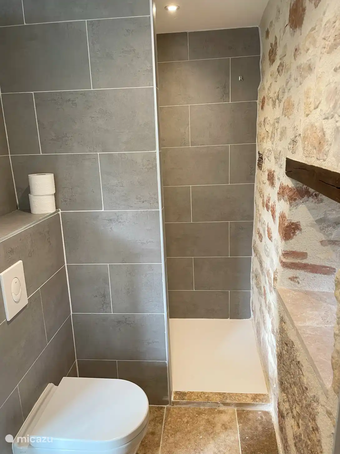 Badezimmer neben Schlafzimmer CH 5 mit WC und ebenerdiger Dusche.