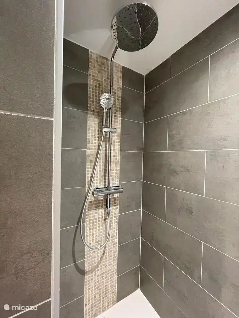 Begehbare Dusche in den Schlafzimmern CH 4 und CH 5.