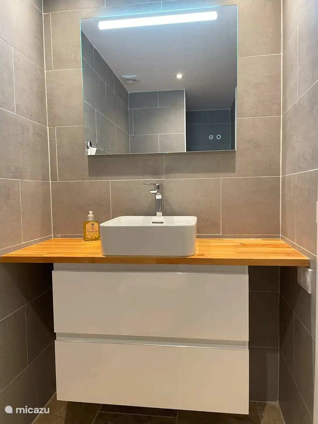 Waschbecken wie in den Schlafzimmern CH 4 und CH 5 mit beheiztem Spiegel, damit es nicht beschlägt.