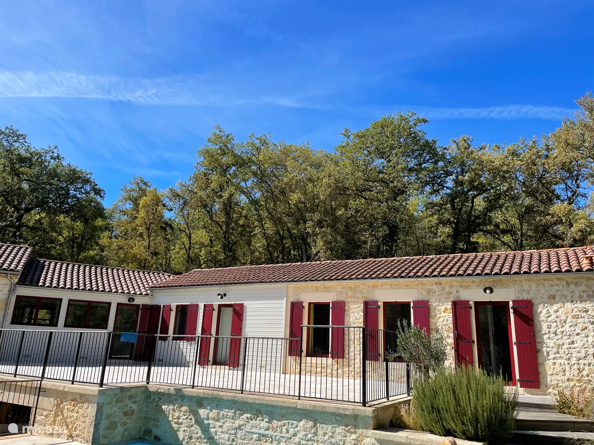 Terrasse 80 m² mit kindersicherem Zaun neben Küche, Gemeinschaftsbad und Schlafzimmer CH 1