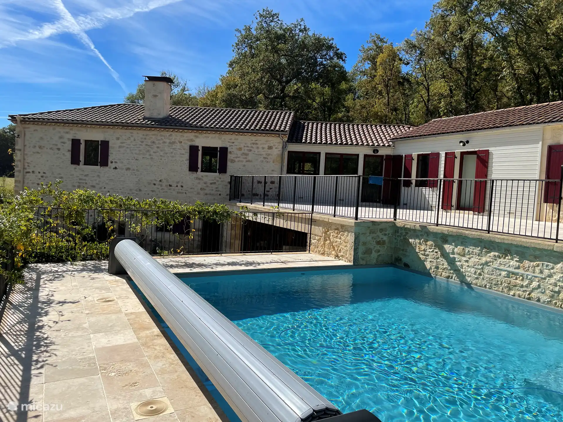 Privater Pool, beheizt auf 28°C, eingezäunt mit kindersicherem Zaun und 2 Zugangstoren mit kindersicheren Griffen.