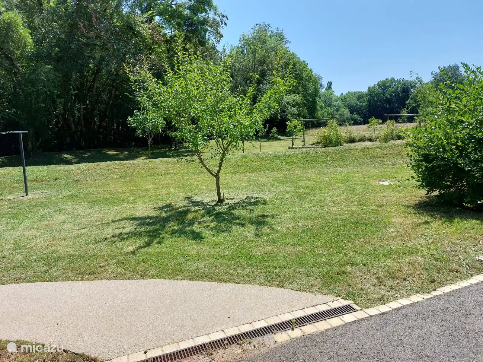 Die unmittelbare Umgebung, Privatgrundstück, mit Obstbäumen, Gemüsegarten und Teich.