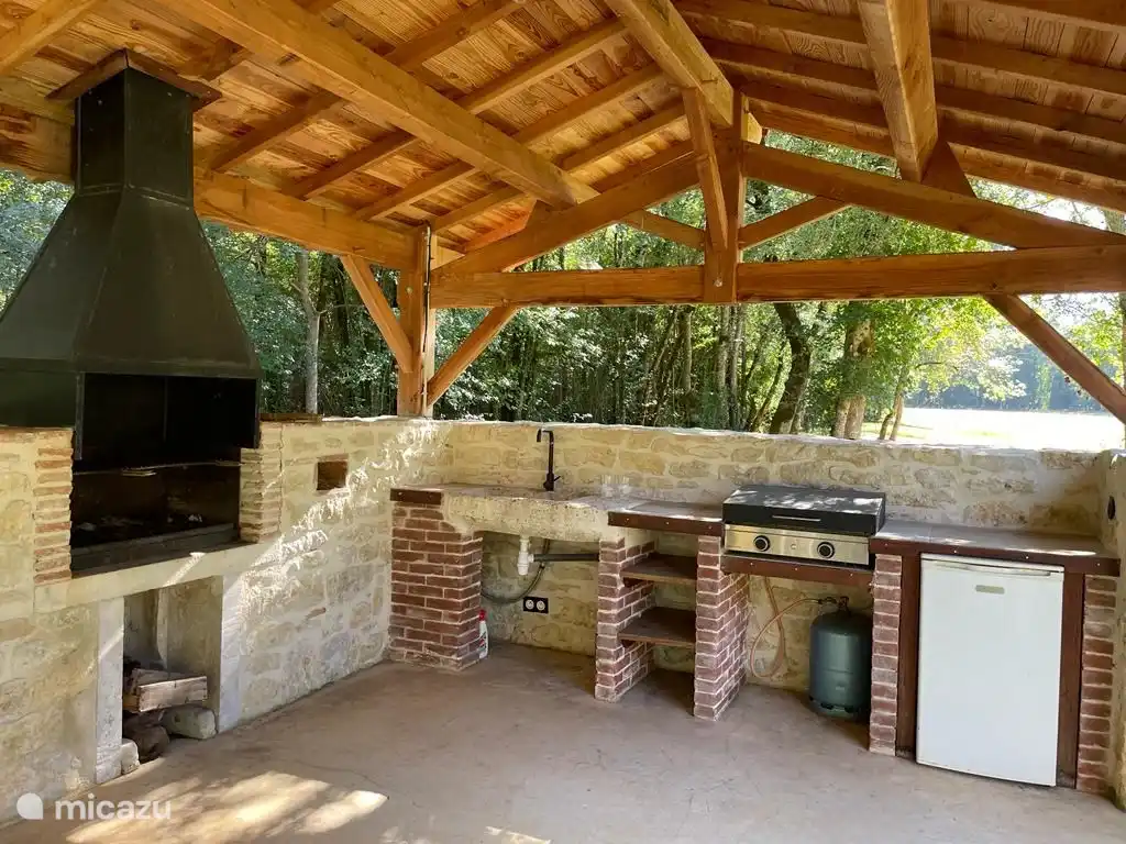 Einrichtungen in der überdachten Außenküche.