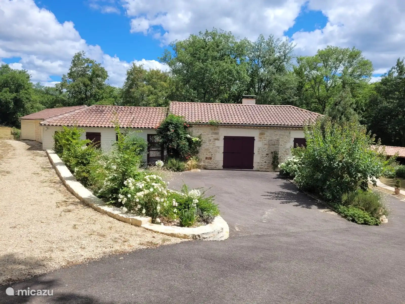 Vorderseite mit Eingang.