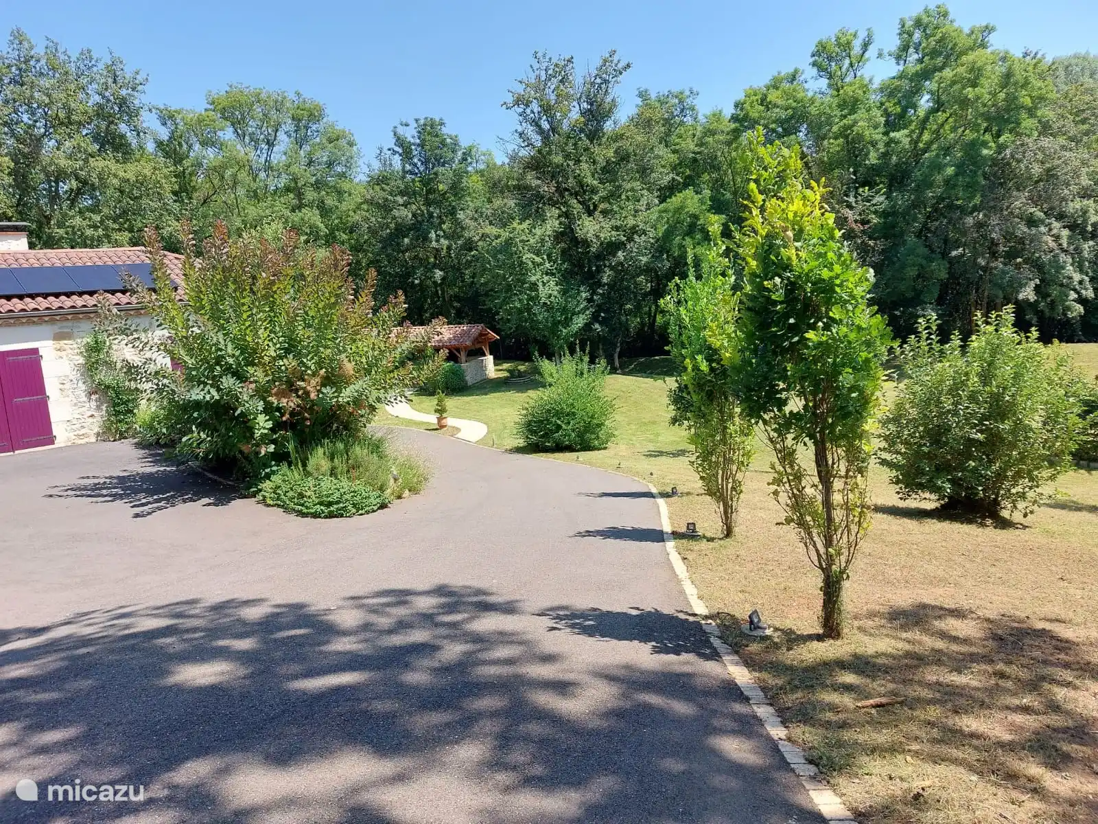 Bereich direkt um das Haus herum.