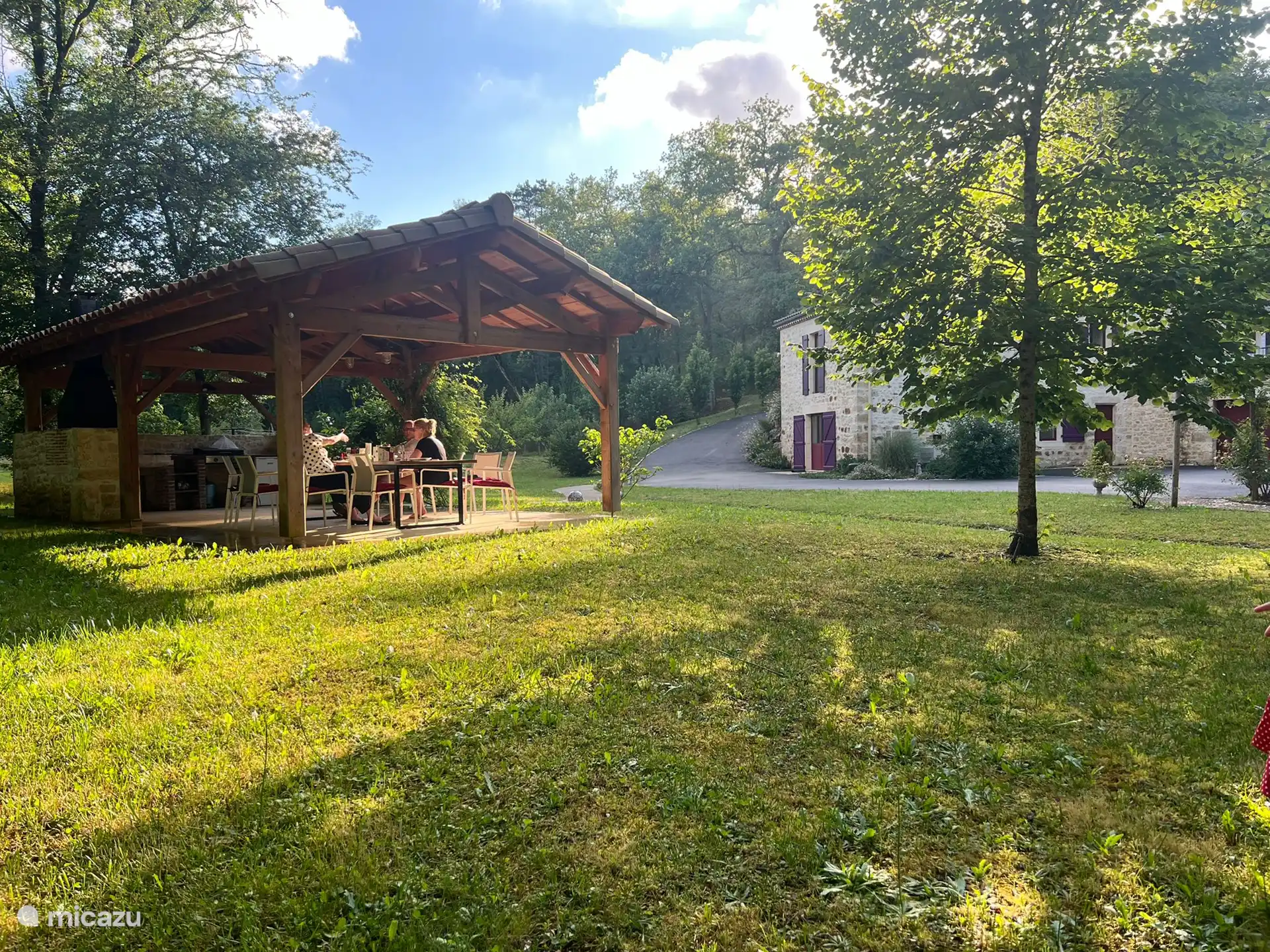 Überdachte Außenküche, die von Gästen genutzt wird.