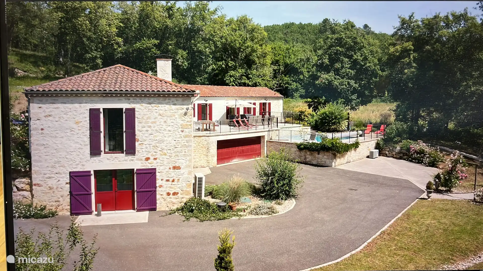 Schwimmbad mit Terrassen, Liegestühlen und Lounge-Set