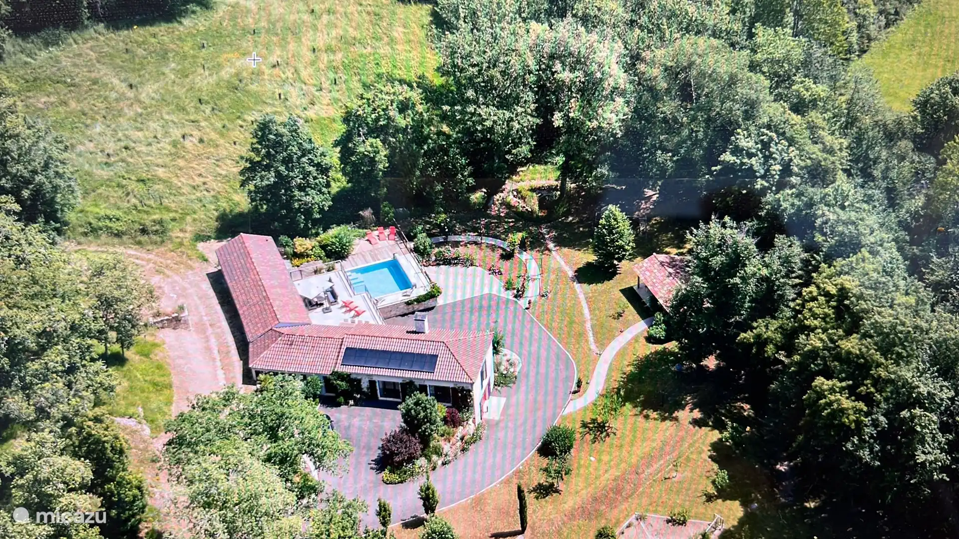 Luftaufnahme des Hauses und seiner unmittelbaren Umgebung.