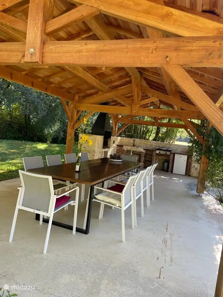 Die überdachte Außenküche.