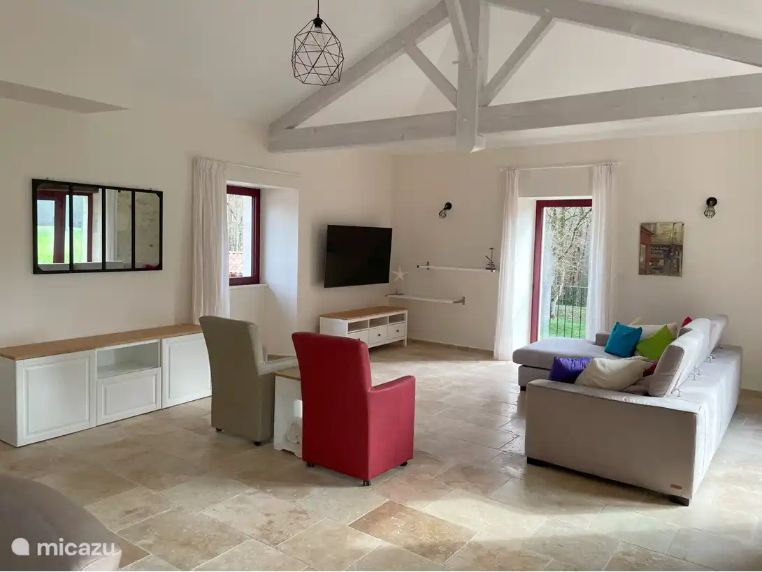 Lounge mit Sitzecke und TV