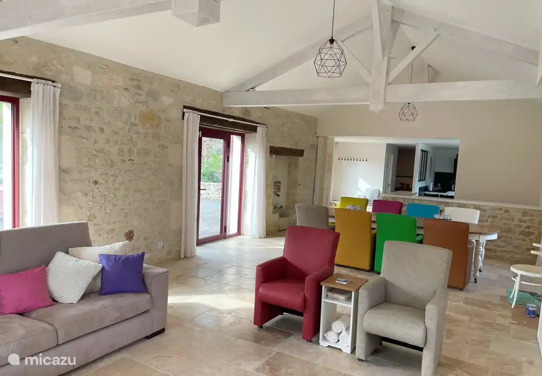 Lounge mit Blick auf den Eingang, die Küche und den Flur zu 3 Schlafzimmern.