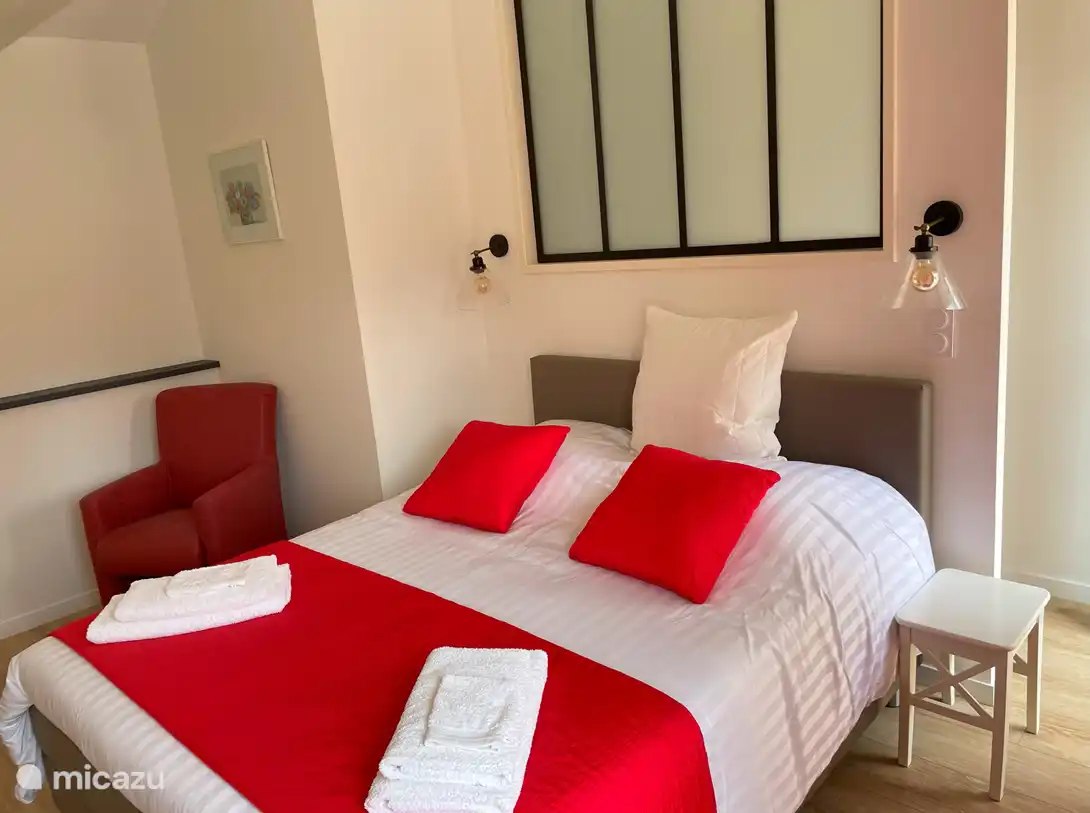 Schlafzimmer CH 1 mit hinter der Wand dem begehbaren Kleiderschrank, Bad und WC. Möglichkeit, ein zusätzliches Kinderbett hinzuzufügen.