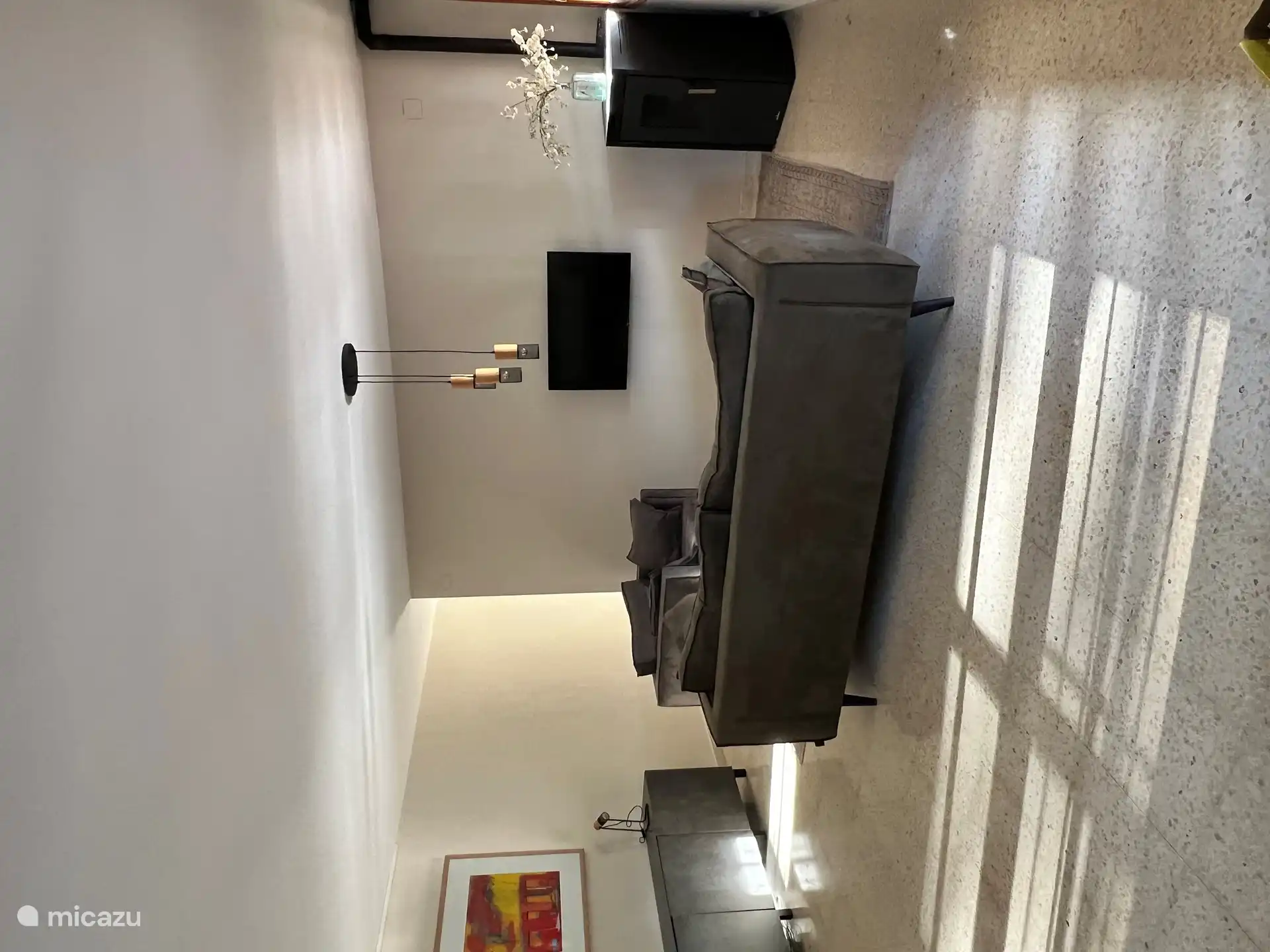 ¡Simplemente relájese en este suave sofá o cómoda silla! El televisor está equipado con Chromecast, por lo que usted decide qué va en la pantalla. En el armario que hay detrás, encontrarás una colección de puzles y juegos para pasar un momento acogedor juntos.

