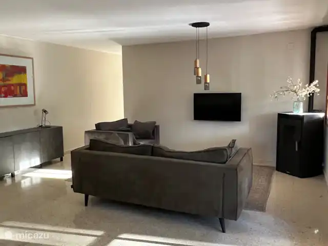 Casa Prima huren in Spanje, Costa Blanca, Alfáz del Pi - appartement Even lekker ontspannen op deze zachte bank of comfortabele stoel! De tv is uitgerust met Chromecast, dus jij bepaalt wat er op het scherm komt. In de kast erachter vind je een verzameling puzzels en spelletjes voor een gezellig moment samen.