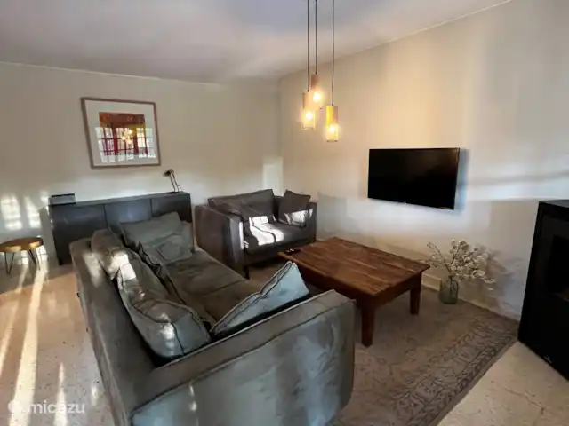 Casa Prima huren in Spanje, Costa Blanca, Alfáz del Pi - appartement Even lekker ontspannen op deze zachte bank of comfortabele stoel! De tv is uitgerust met Chromecast, dus jij bepaalt wat er op het scherm komt. In de kast erachter vind je een verzameling puzzels en spelletjes voor een gezellig moment samen.