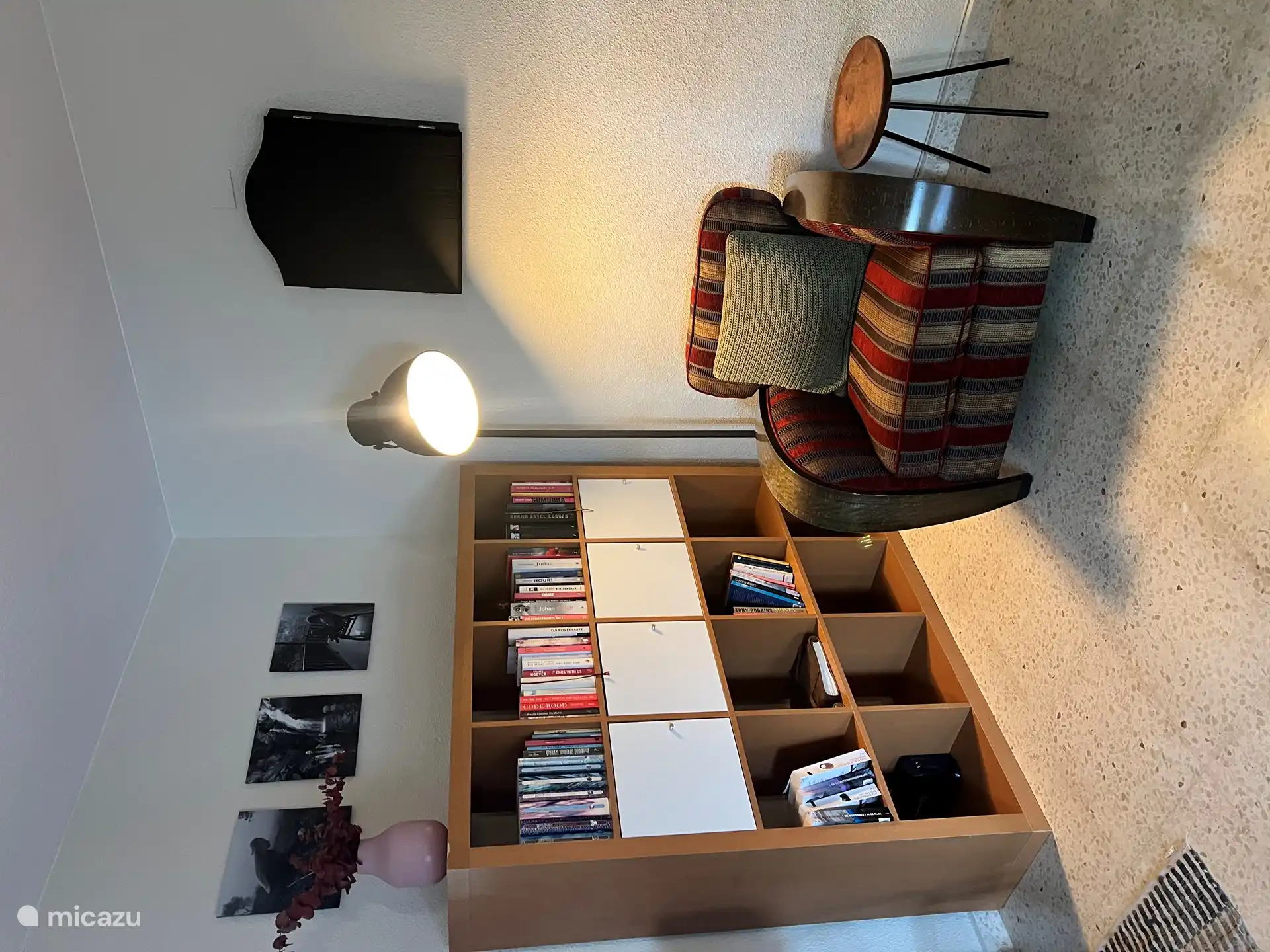 Es posible que esta silla no gane un premio de belleza, pero espere hasta que esté en ella, ¡qué placer! Con un armario lleno de libros al lado, seguro que no te aburrirás aquí. Y para los jugadores de dardos: apartar la silla y lanzar un dardo. ¿Listo para un juego? ??

