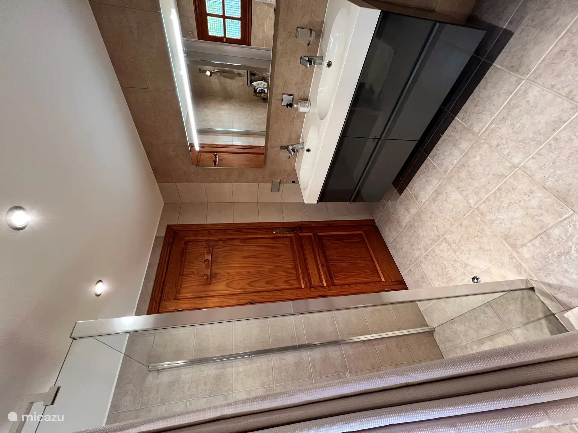 El cuarto de baño es práctico y está equipado con todas las comodidades, como ducha, inodoro y lavabo doble. Todo lo que necesitas para empezar o terminar el día cómodamente.