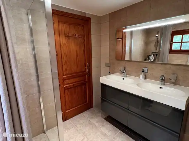 Casa Prima huren in Spanje, Costa Blanca, Alfáz del Pi - appartement De badkamer is praktisch en voorzien van alle gemakken, zoals een douche, toilet en dubbele wastafel. Alles wat je nodig hebt voor een comfortabele start of afsluiting van je dag.