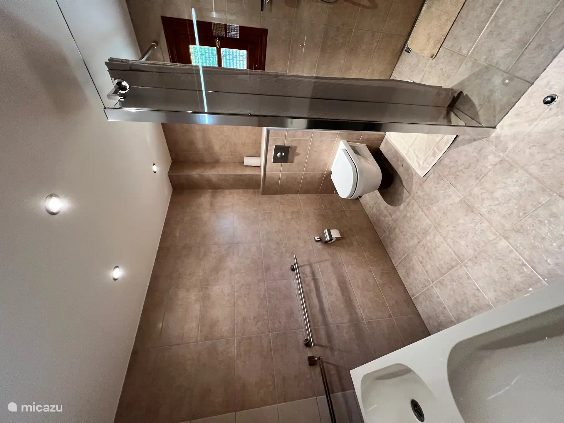 El cuarto de baño es práctico y está equipado con todas las comodidades, como ducha, inodoro y lavabo doble. Todo lo que necesitas para empezar o terminar el día cómodamente.