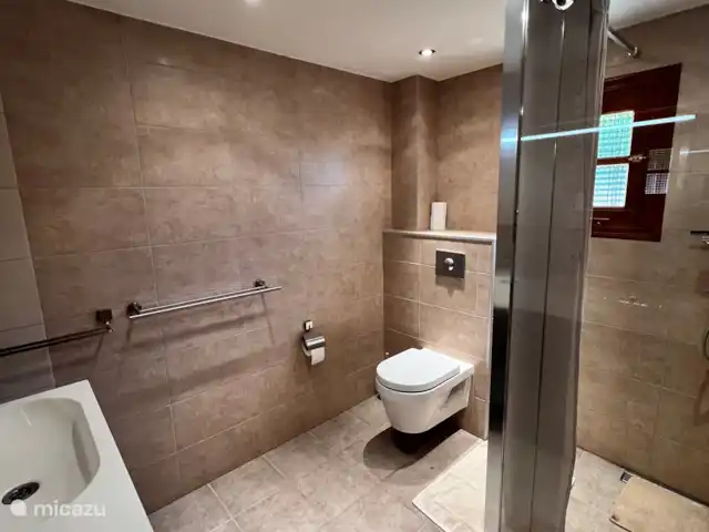Casa Prima huren in Spanje, Costa Blanca, Alfáz del Pi - appartement De badkamer is praktisch en voorzien van alle gemakken, zoals een douche, toilet en dubbele wastafel. Alles wat je nodig hebt voor een comfortabele start of afsluiting van je dag.