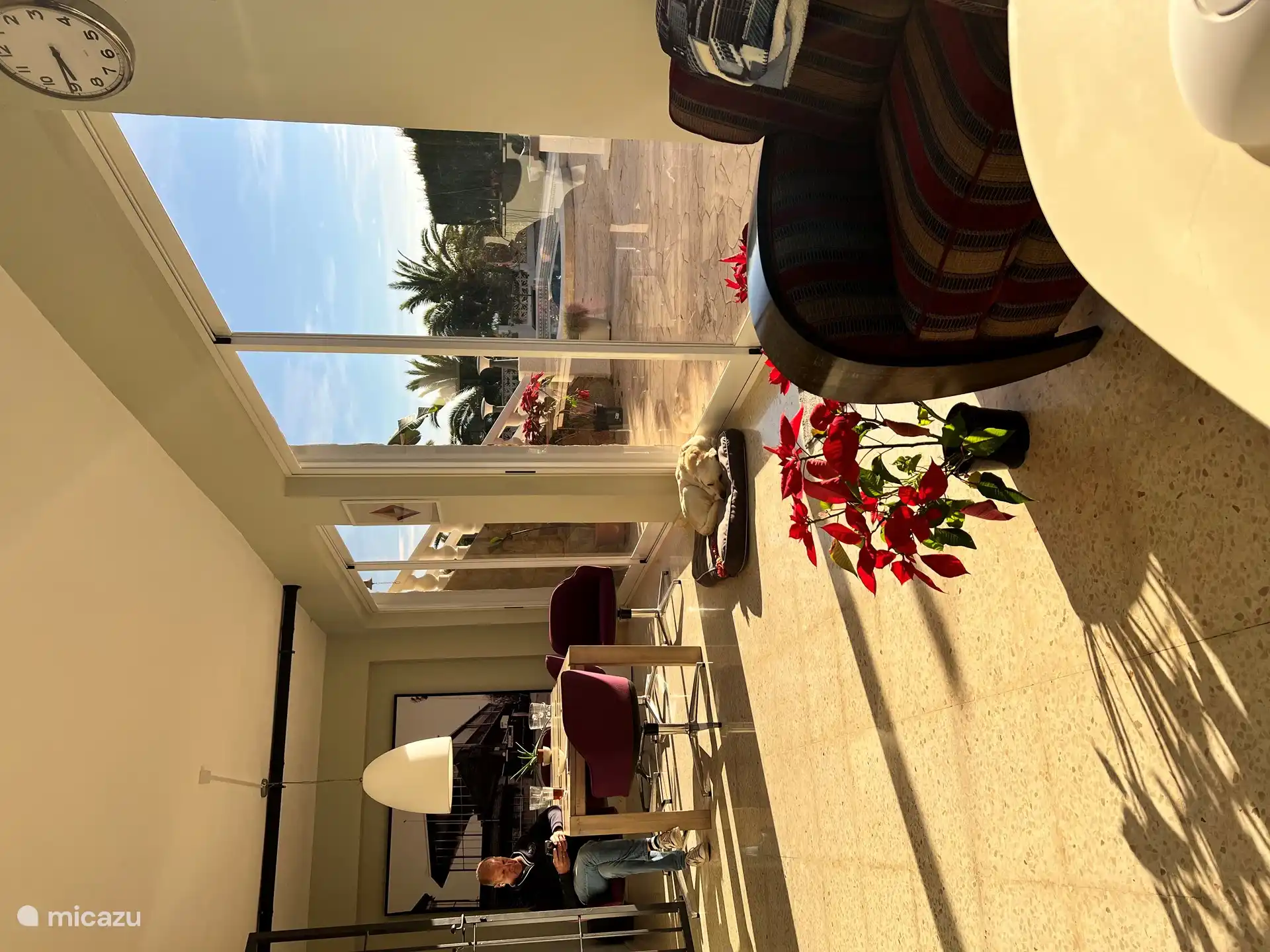 El apartamento cuenta con un amplio y soleado jardín de invierno con puertas correderas, una mesa de comedor con lujosas sillas Vitra y un práctico lugar de trabajo con conexión Ethernet fija