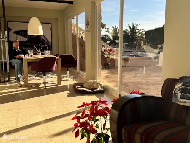 Casa Prima huren in Spanje, Costa Blanca, Alfáz del Pi - appartement Het appartement beschikt over een ruime, zonnige serre met schuifpuien, een eettafel met luxe Vitra-stoelen en een praktische werkplek met vaste ethernetverbinding