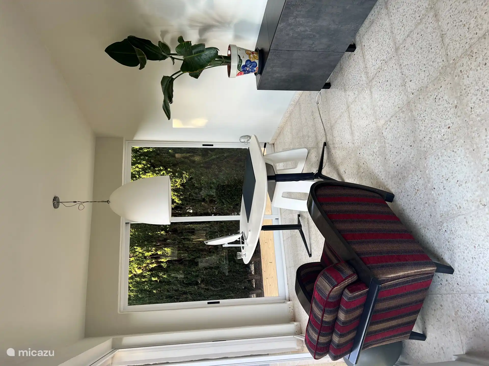 ¿Necesitas empezar? ¡No hay problema! Aquí tiene un lugar de trabajo cómodo con una conexión Ethernet fija y una pantalla adicional. Trabajo productivo y relajado garantizado. ???