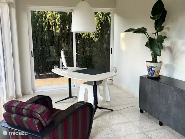 Casa Prima huren in Spanje, Costa Blanca, Alfáz del Pi - appartement Moet je toch even aan de slag? Geen probleem! Hier heb je een comfortabele werkplek met een vaste ethernetverbinding en een extra scherm. Productief én ontspannen werken gegarandeerd. ???