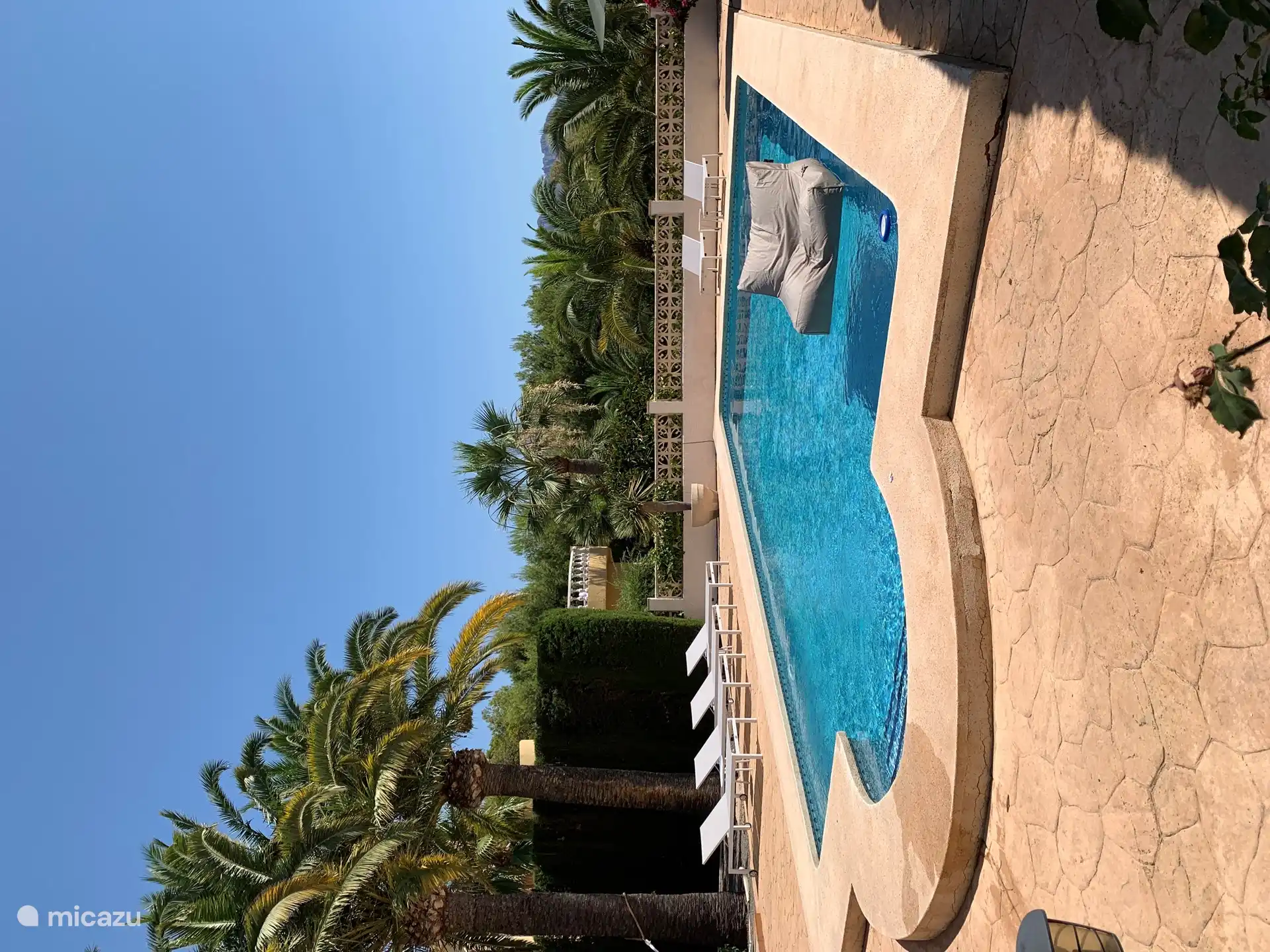 Sumérgete en nuestra amplia piscina de agua salada (5x10m) con ducha exterior y elegantes tumbonas de diseño. Debajo de las escaleras encontrará toallas y bonitos accesorios para el agua. ¡Perfecto para relajarse o jugar!