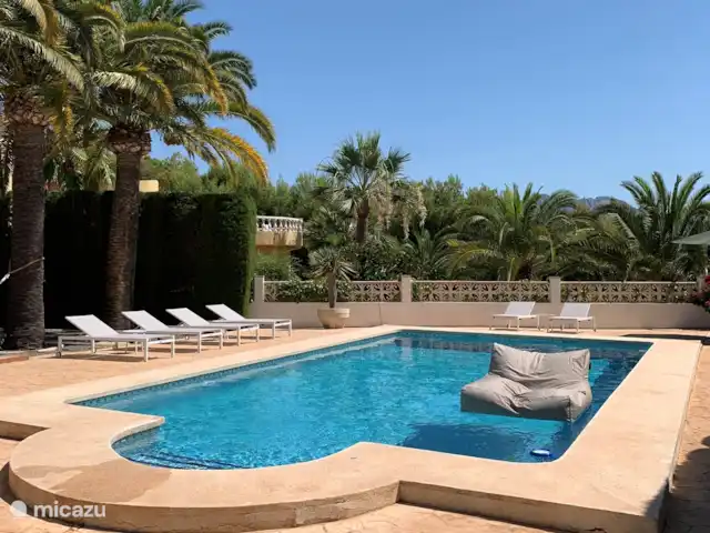 Casa Prima huren in Spanje, Costa Blanca, Alfáz del Pi - appartement Duik in ons ruime zoutwaterzwembad (5x10m) met buitendouche en stijlvolle design ligbedden. Onder de trap vind je handdoeken en leuke wateraccessoires. Perfect om te ontspannen of te spelen!