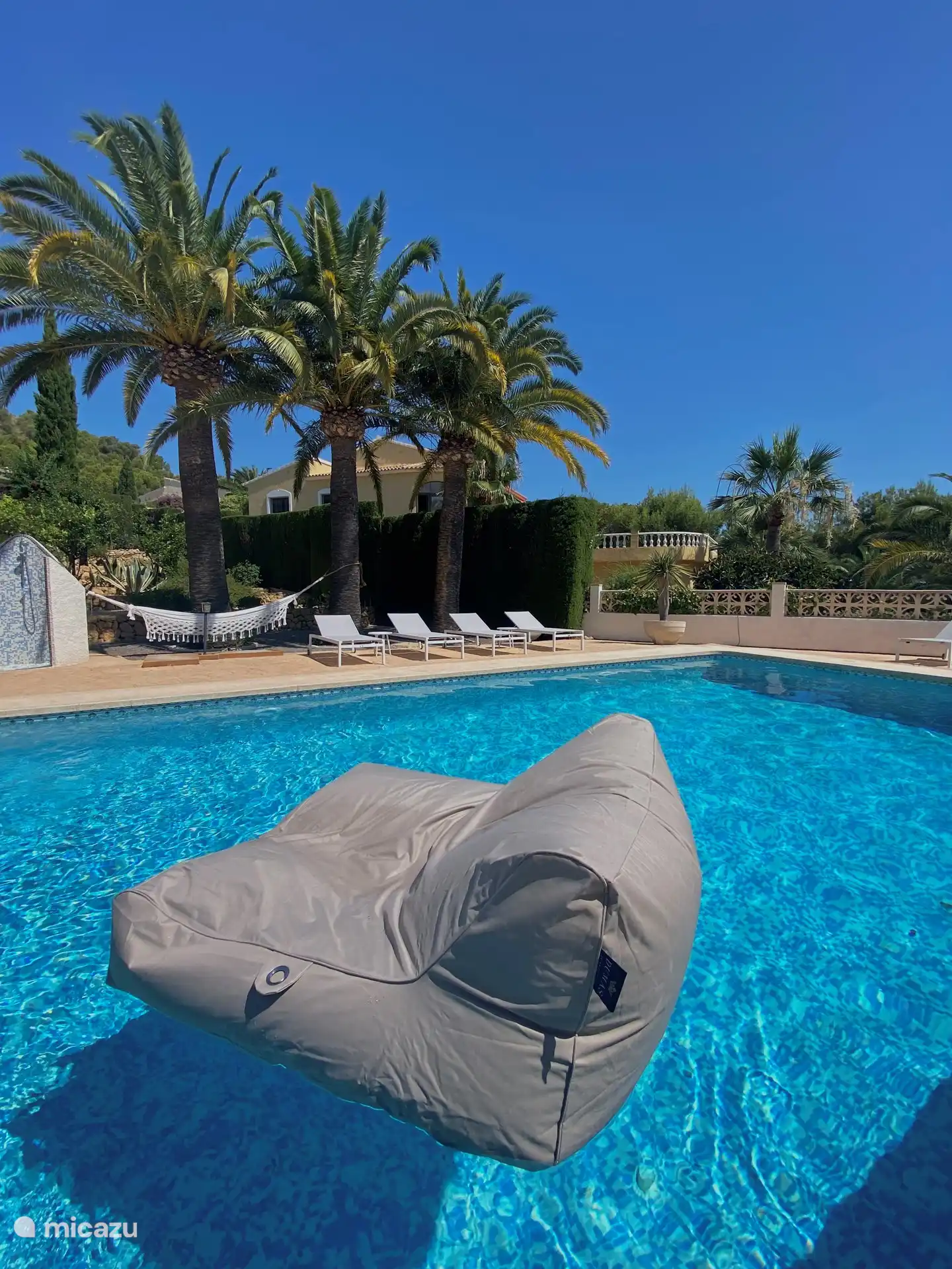 ¿Perezando? ¡Puedes! Flota en el agua, relájate en una tumbona o disfruta de una siesta en la hamaca de detrás. Suena a pura relajación, ¿verdad? ??????

