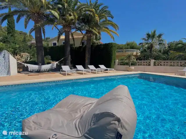 Casa Prima huren in Spanje, Costa Blanca, Alfáz del Pi - appartement Heerlijk luieren? Dat kan! Dobber lekker in het water, ontspan op een ligbedje of geniet van een dutje in de hangmat daarachter. Klinkt als pure ontspanning, toch? ??????