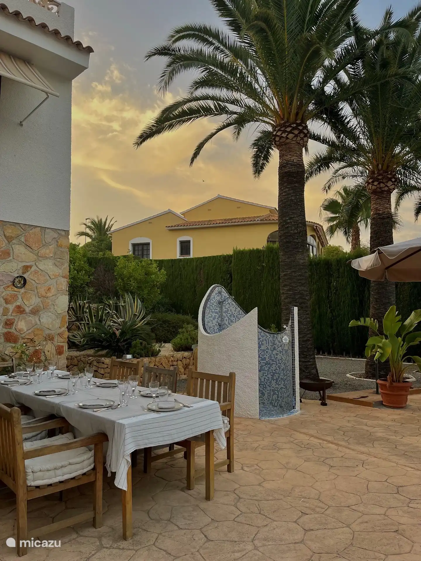 ¿Listo para sentarte a la mesa? Por la mañana se puede disfrutar de un desayuno soleado aquí (bajo el sol, que no se ve en la foto). Por la noche, este lugar ofrece un maravilloso enfriamiento después de un día caluroso. Y créeme, ¡lo vas a apreciar inmensamente! ????