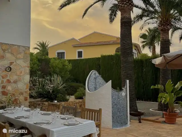 Casa Prima huren in Spanje, Costa Blanca, Alfáz del Pi - appartement Klaar om aan tafel te gaan? ’s Ochtends geniet je hier van een zonnig ontbijt (onder het zonnedoek, dat je op de foto niet ziet). ’s Avonds biedt deze plek heerlijke verkoeling na een warme dag. En geloof me, dat ga je enorm waarderen! ????
