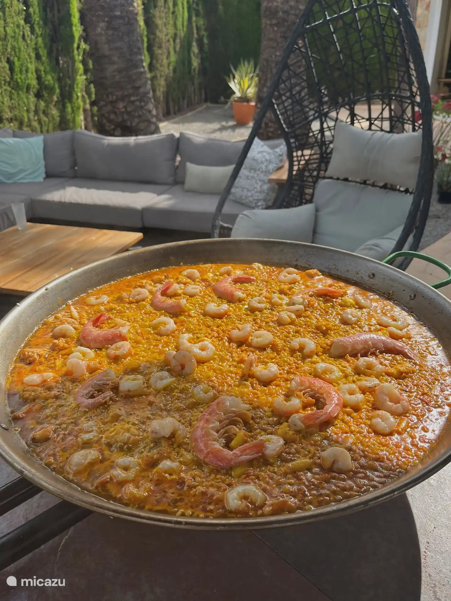 Todo lo que necesitas para hacer una deliciosa paella está aquí. ¿Están los dueños en casa? Entonces estarán encantados de compartir contigo sus consejos, los mejores ingredientes y una receta auténtica. ¡Buen provecho! ???