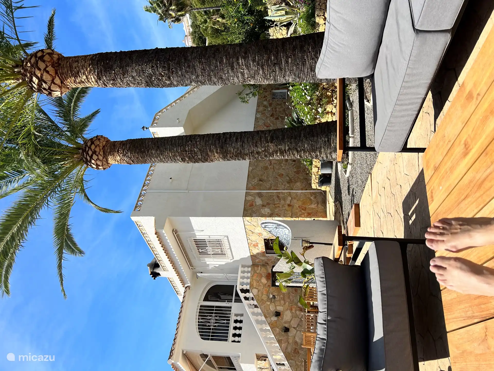 En invierno, el conjunto de salón tiene una nueva disposición y el rincón de sombra se ha guardado, lo que ya no es necesario. En este lugar resguardado se puede disfrutar plenamente de los cálidos rayos del sol durante estos meses. ?????