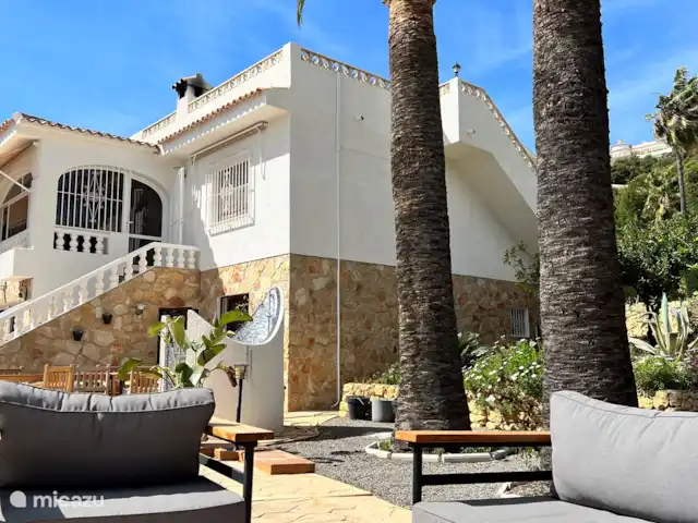 Casa Prima huren in Spanje, Costa Blanca, Alfáz del Pi - appartement In de winter heeft de loungeset een nieuwe opstelling, en het schaduwhoek is opgeborgen – dat is nu niet meer nodig. Op dit beschutte plekje kun je juist optimaal genieten van de warme zonnestralen tijdens deze maanden. ?????