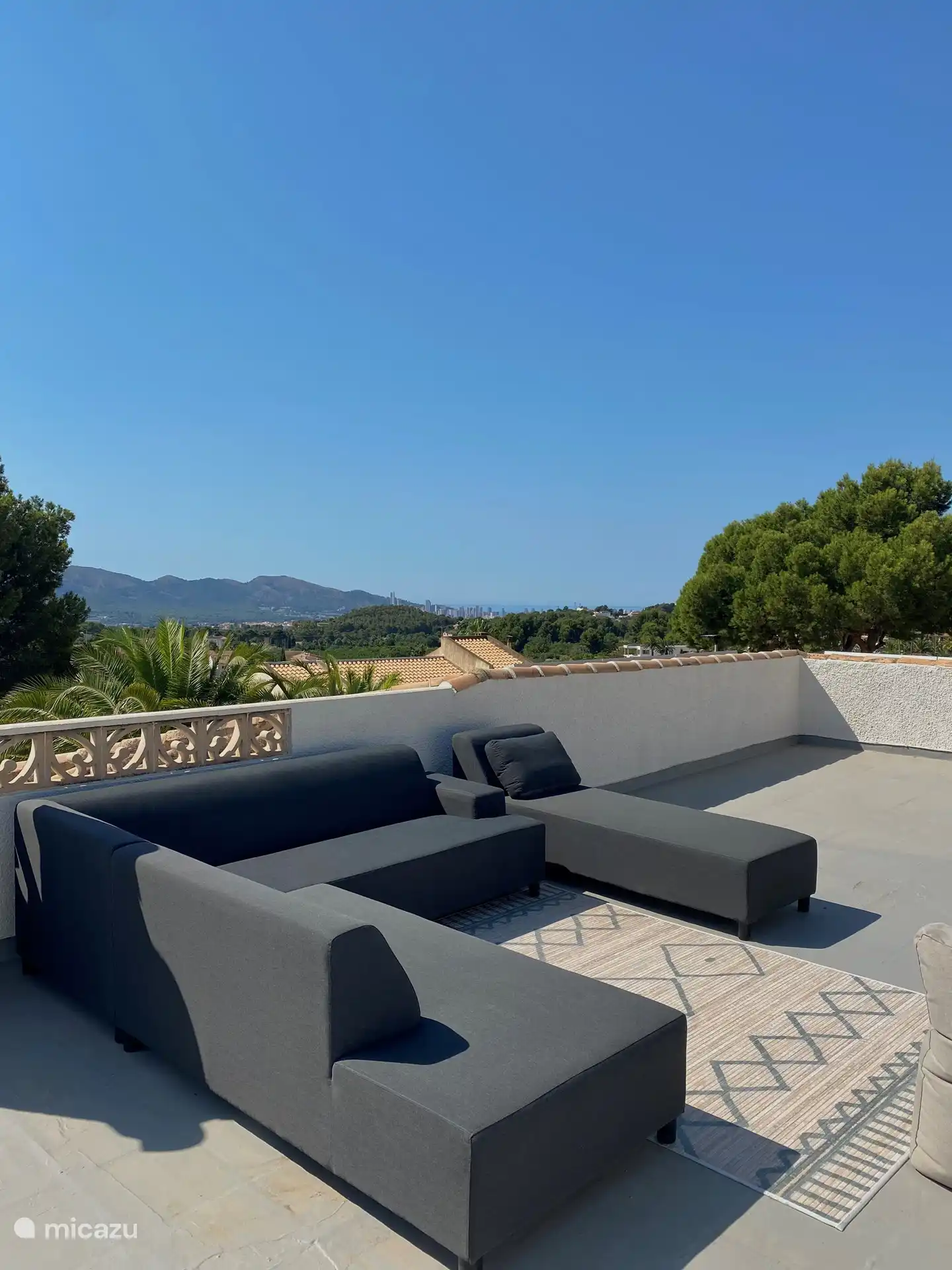 La terraza de la azotea es un lugar fantástico para disfrutar, especialmente en primavera y otoño. En verano puede hacer un poco de calor, ¡pero la vista lo compensa todo! Desde Benidorm y las montañas de Bernia hasta la encantadora iglesia de Altea y la icónica roca de Calpe, un panorama que no debe perderse. ?????