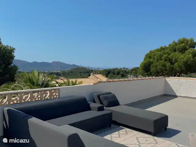 Casa Prima huren in Spanje, Costa Blanca, Alfáz del Pi - appartement Het dakterras is een fantastische plek om te genieten, vooral in het voor- en najaar. In de zomer misschien wat warm, maar het uitzicht maakt alles goed! Van Benidorm en het Berniagebergte tot het charmante kerkje van Altea en de iconische rots van Calpe – een panorama dat je niet mag missen. ?????